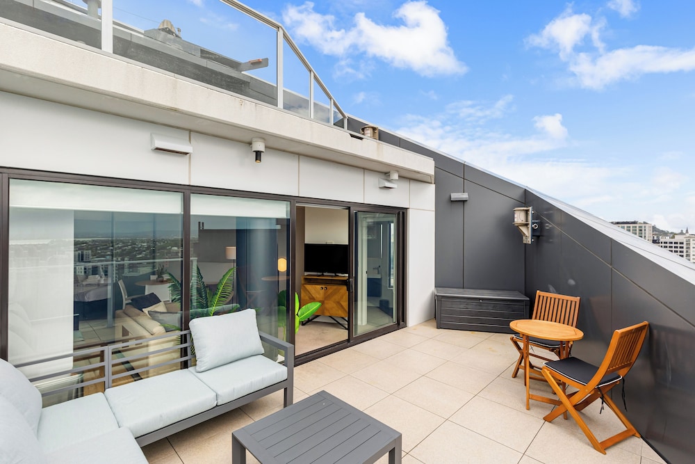 Pool, Gym & Modern 2BR Sky Tower View Zodiak Stays