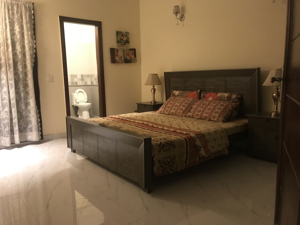 1 Bed House - Sleeps 2 - Pets - Parking - Wifi view 2