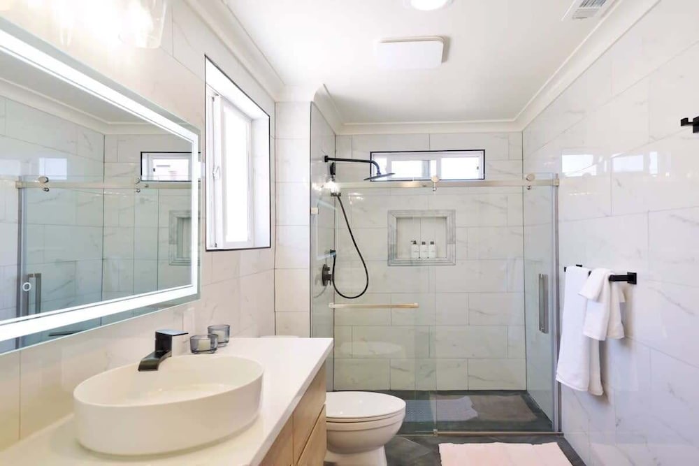 @ Marbella Lane - Vibrant 4BR RWC Ldry + P