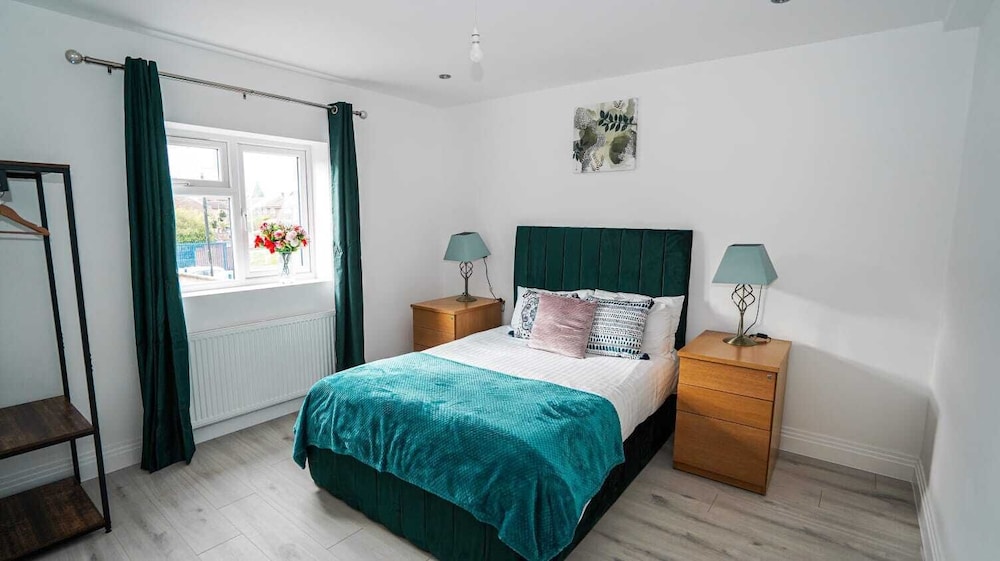 Modern 4-Bedroom Home with Free Parking
