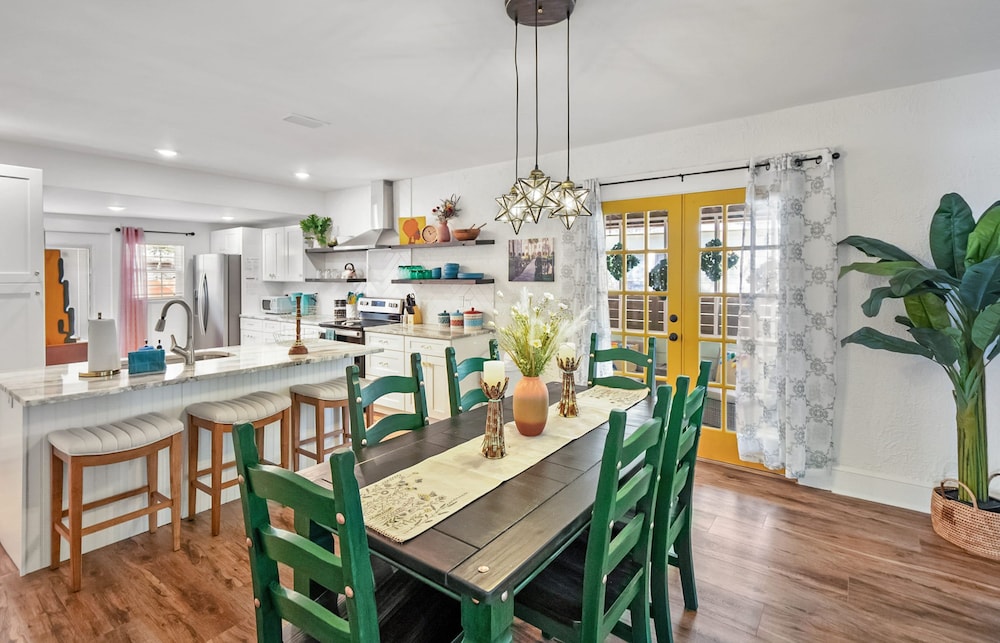 Newly Renovated Whimsical Cottage 2 Beds Hot Tub
