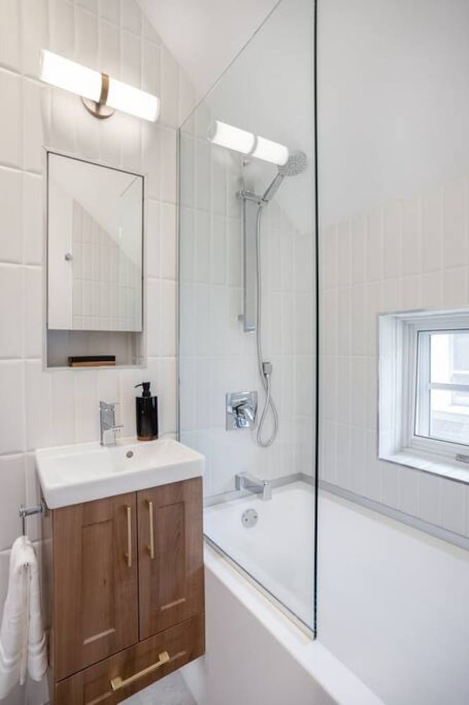 Commercial Drive New 3 Bdrm Home 2 Flex Rooms -5 min to Downtown 22km Seawall