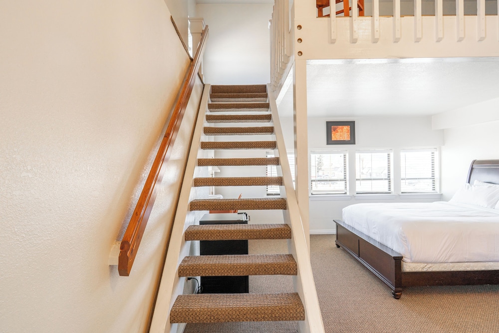 Road Creek Inn