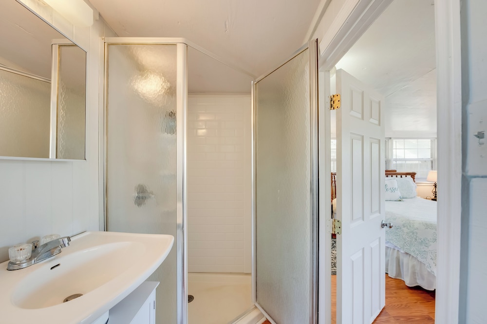 1 Mi to Fishing Pier: Apalachicola Bay Getaway!