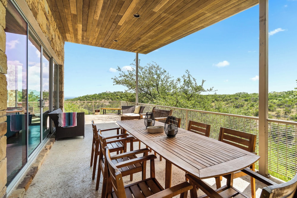 Luxury 4BR Hilltop Retreat Hot Tub & Scenic Views