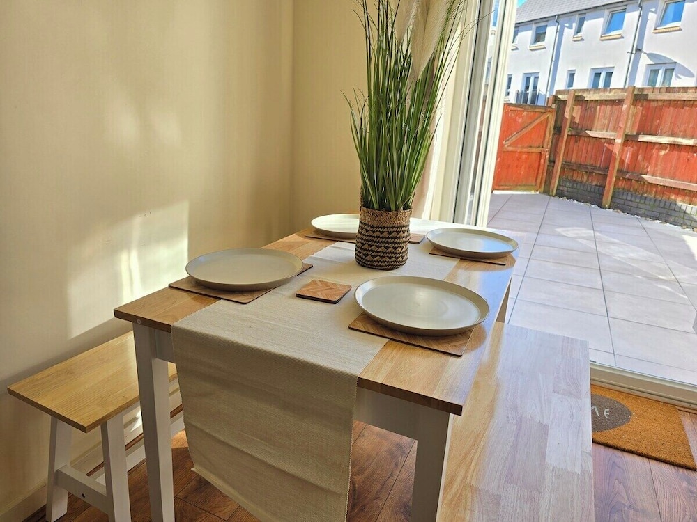 Bright 4-bed Swansea Getaway With Parking