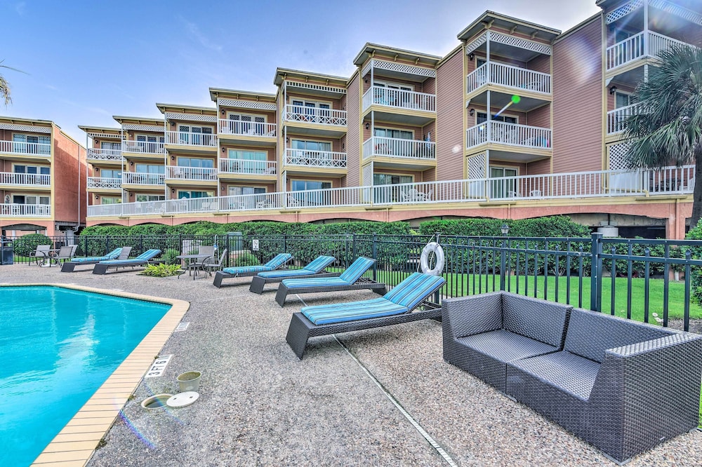 Walk to Galveston Beach: Resort Condo w/ Perks!