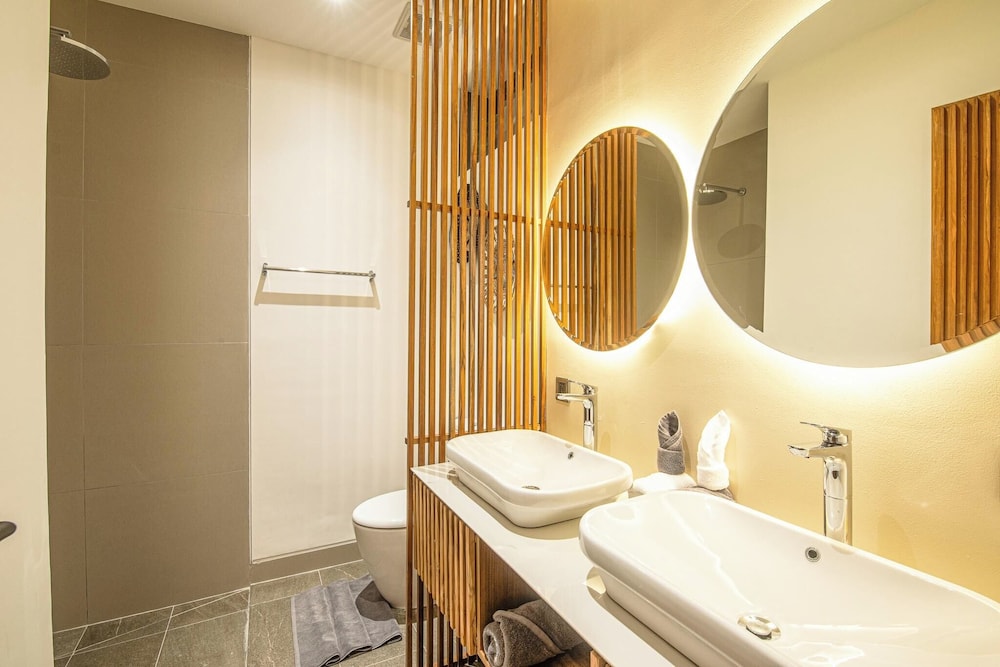 Luxury 5BR Retreat, 400m From Café Del Mar Shore