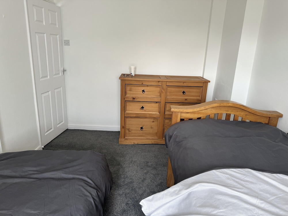 Knotty Ash - 3 Beds - Sleeps 6 - On-site Parking