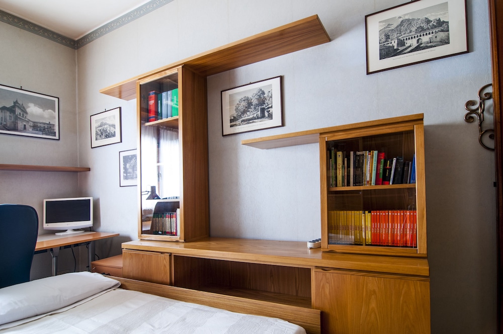 Aurelio & Vaticano Elegant Flat