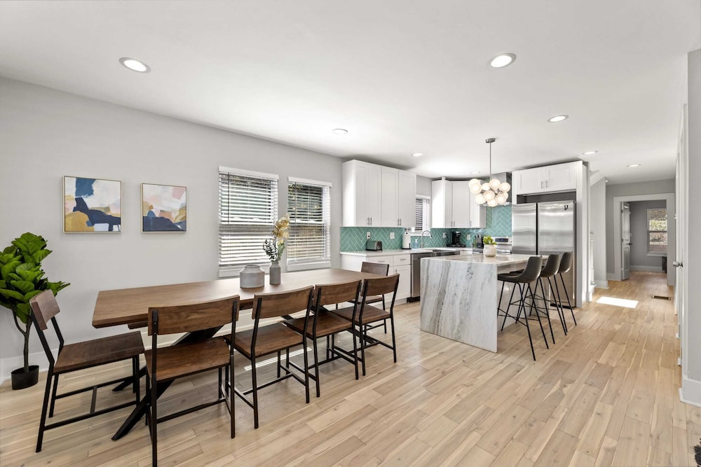 Twin Homes - 8 Bedroom Retreat In Central ATL view 4