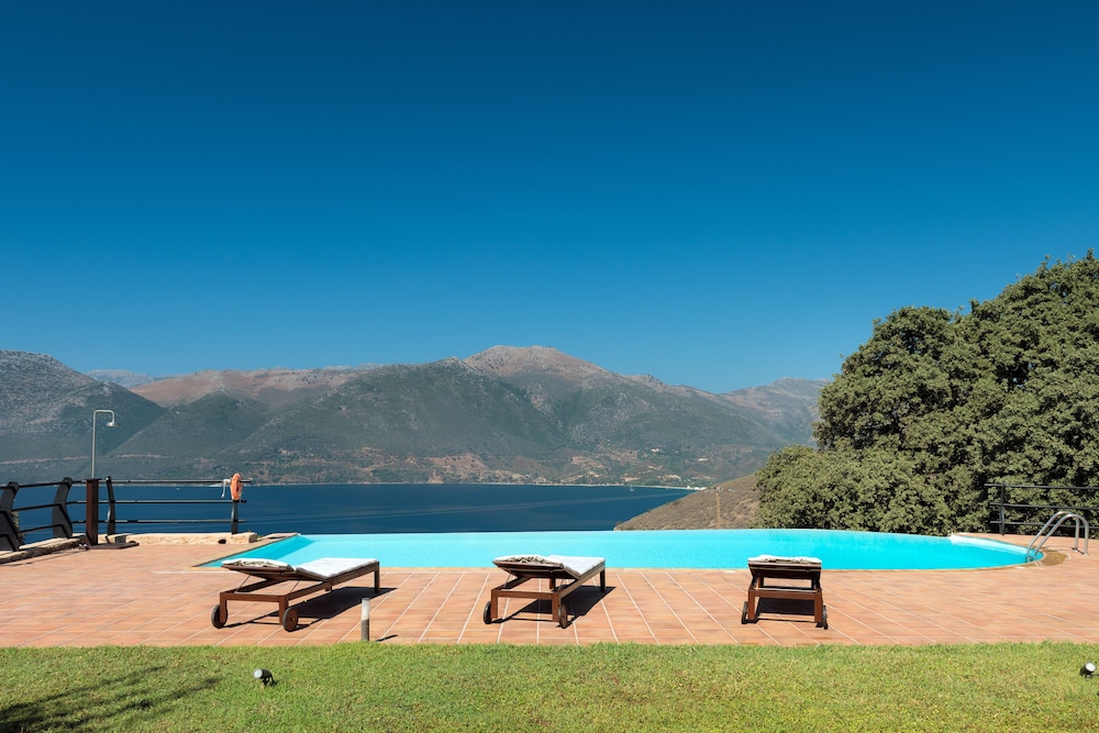 Self-catering Luxury Stone Holiday Villa With Infinity Pool and Panoramic View view 4