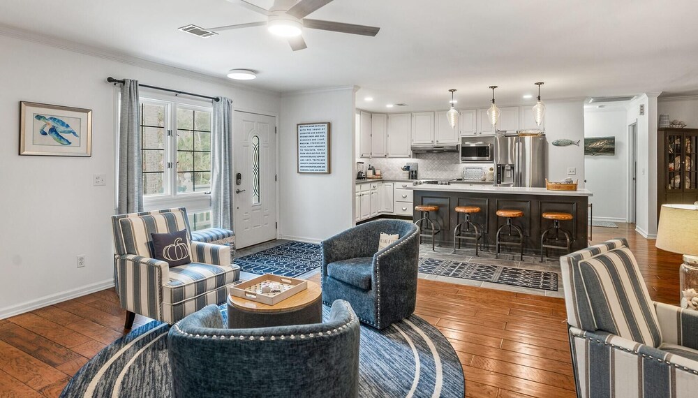 Beautifully Updated, Dog Friendly 4-bed, 4-bath Home Near Beach