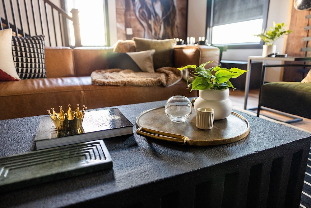 Heart of Gulch - 4 Min to Broadway - Designer Home