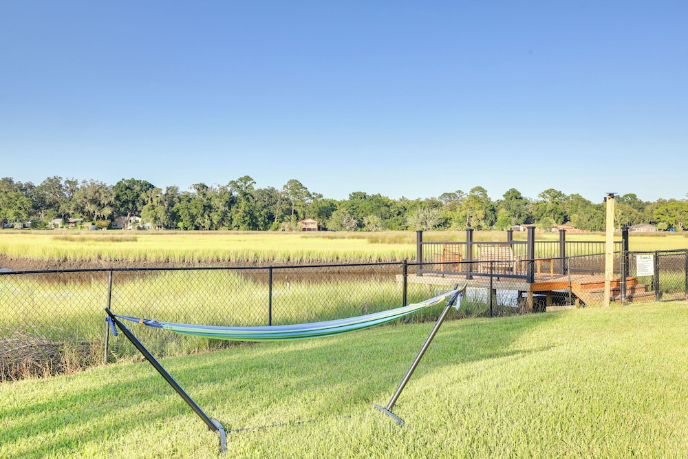 7 Mi to Dtwn Jacksonville: Riverfront Home w/ Deck