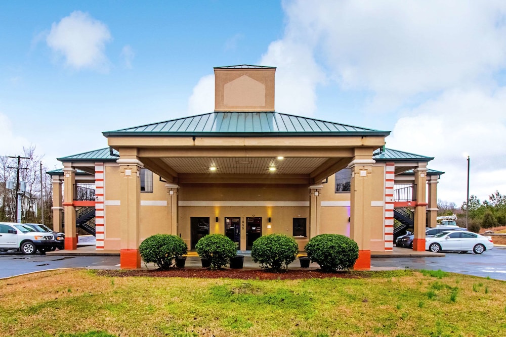 Dickson Vacations - Quality Inn  Suites - Property Image 1