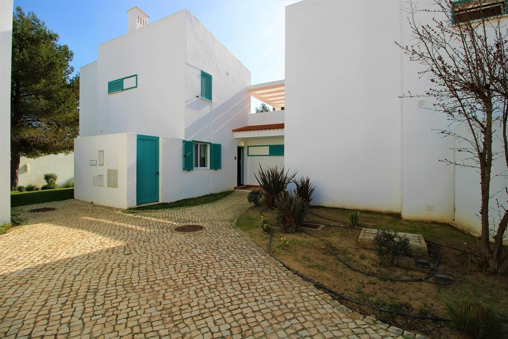 Prainha Algarve Villa With Pool by Homing view 4
