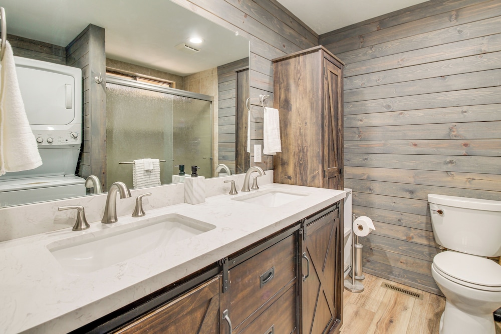 Game Room + Fireplace! Family Retreat in Pinetop