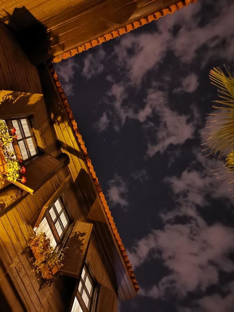 Old House Pub Hotels