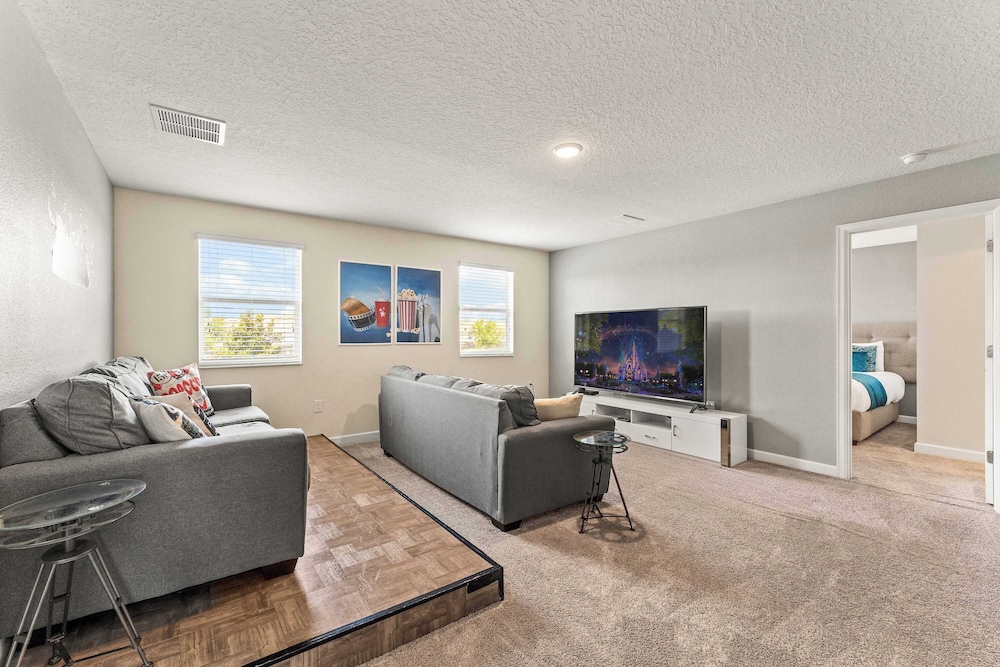 Resort Vibes At Championsgate - Home for 14 With Private Lanai