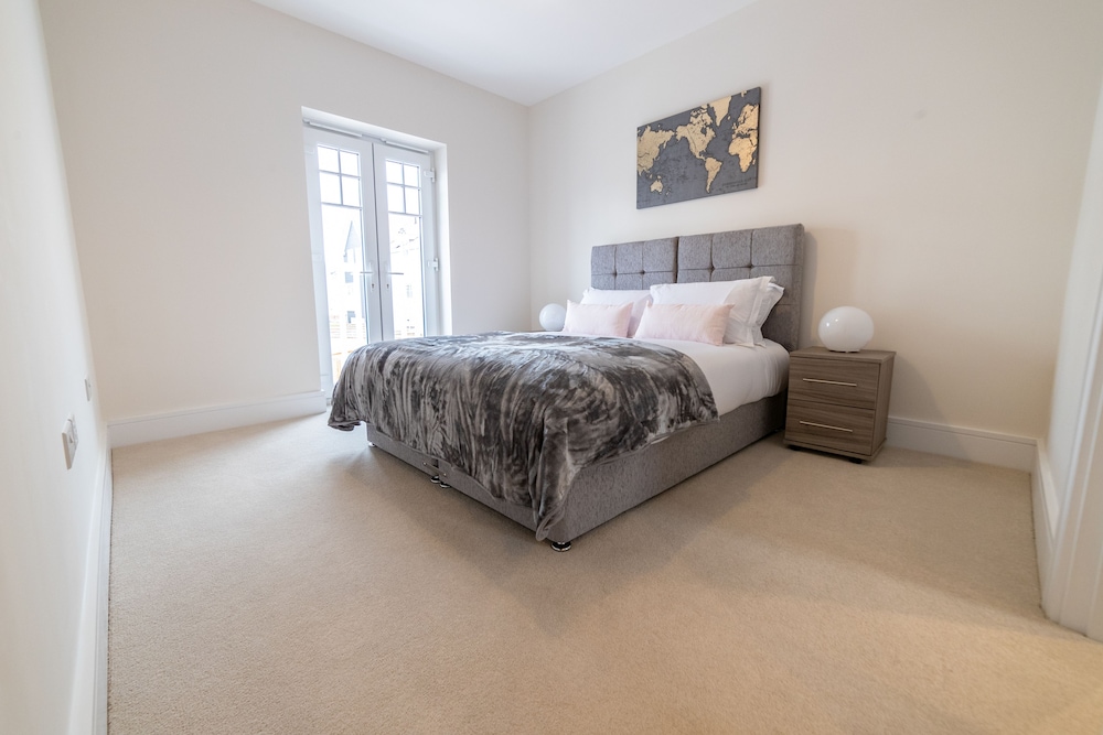 Reading Green Park Village Serviced Apt
