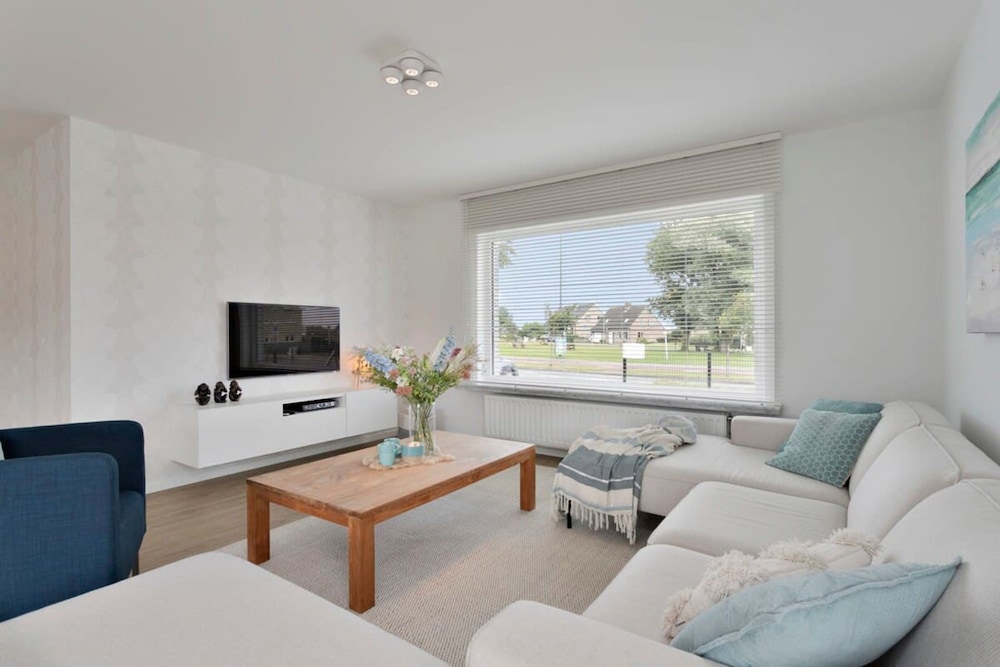 Spacious Bungalow With Garden Near the Beach sea