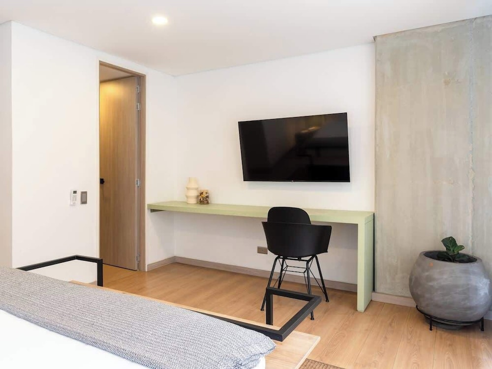 Spectacular 3 BR w/ Balcony in Laureles Medellín