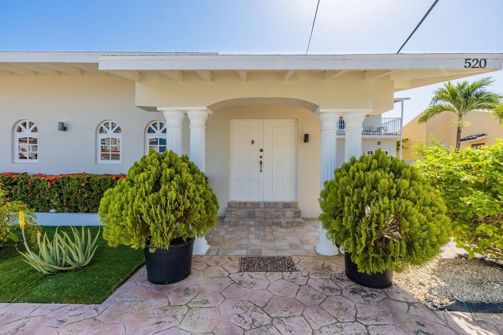 Sleeps 16 Palm Beach - 6BR Villa w Private Pool