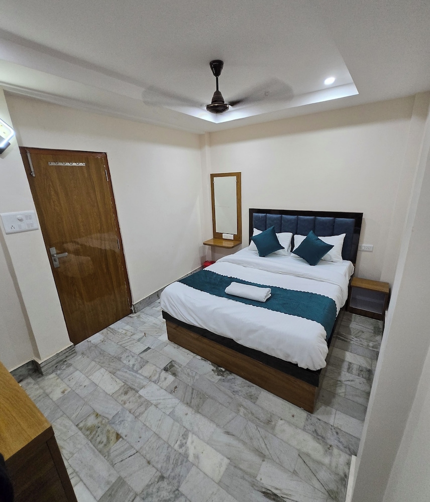 Rudra PGH - just near Temple & Ghats