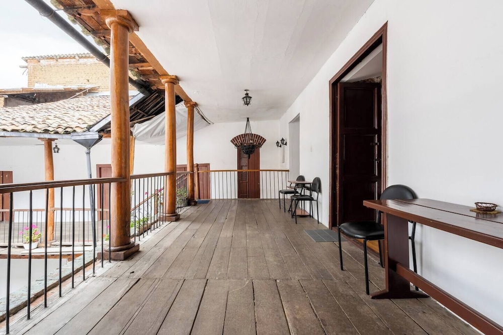 TRAVELER'S HOUSE