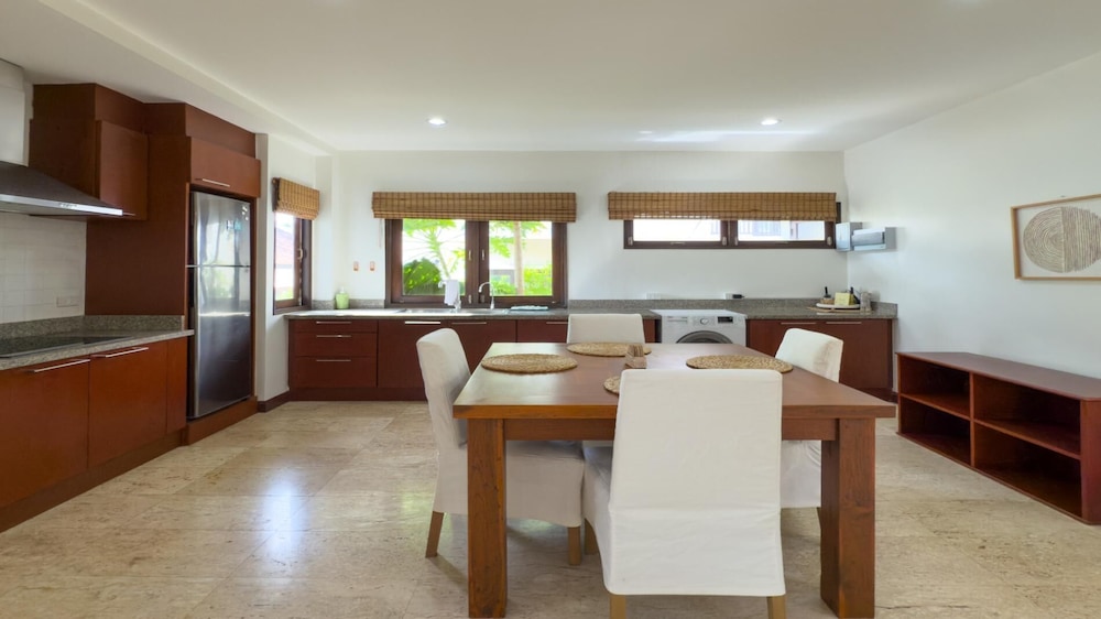 Tropical Poolside Villa SGB4