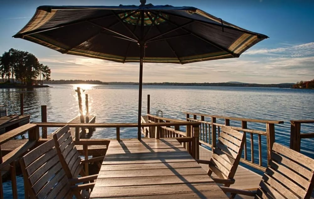 Landover Lodge by Avantstay Waterfront Dock