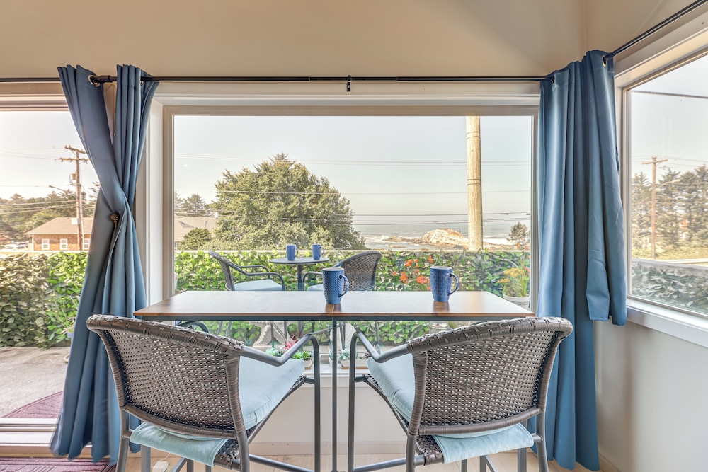 Steps to Pirate Cove: Oregon Coast Condo w/ View