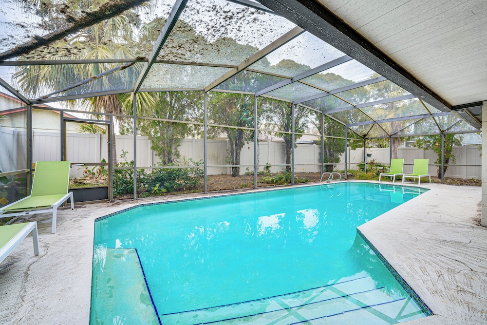 7 Mi to Gatorland: Retreat w/ Pool & Elliptical