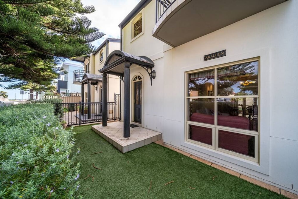 Glenelg Beach Stylish 2 Story Townhouse Sea View