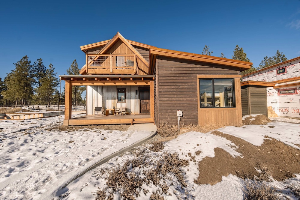 Wilderness Club Nest Modern Cabin Retreat for 9 w/ Hot Tub
