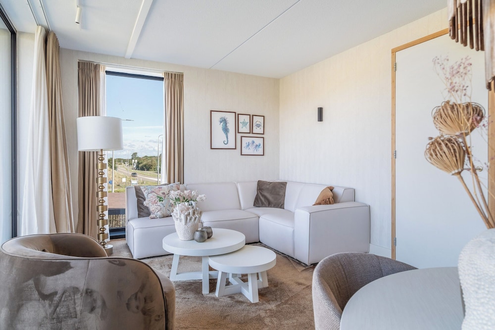 Apartment With a Balcony and Dune Views