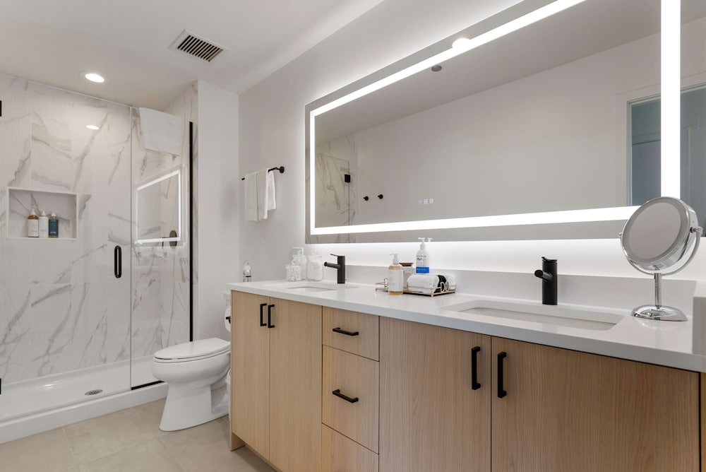 Group Stay 3 Penthouses in the Same Building