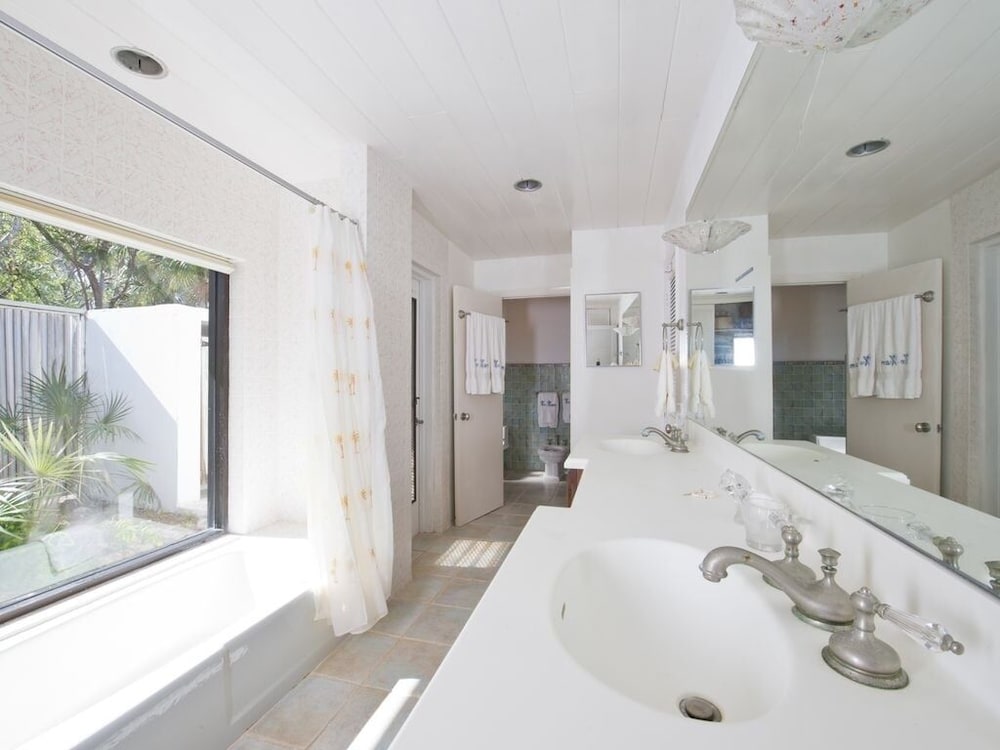 Hohum - Private Beachfront House On Exclusive Windermere 3 Bedroom Home
