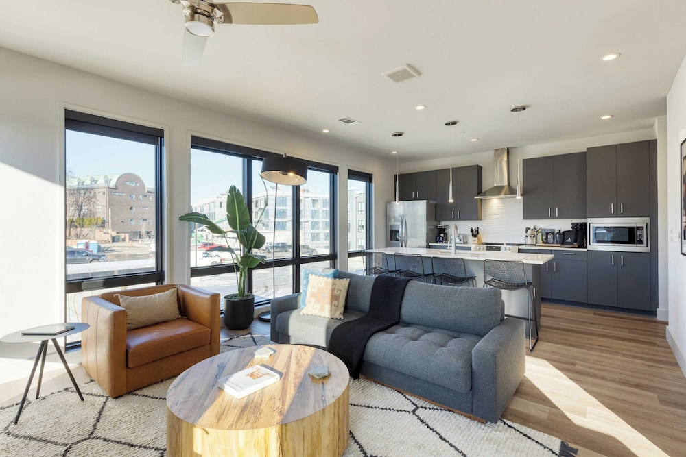 2 Units in Walkable Midtown Location, Gym+pool Honkey-tonk & Muse by Avantstay