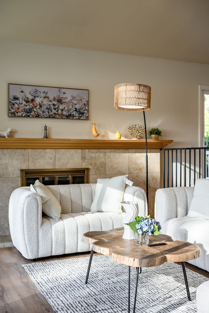 Spacious Retreat With Scenic Mountain Views