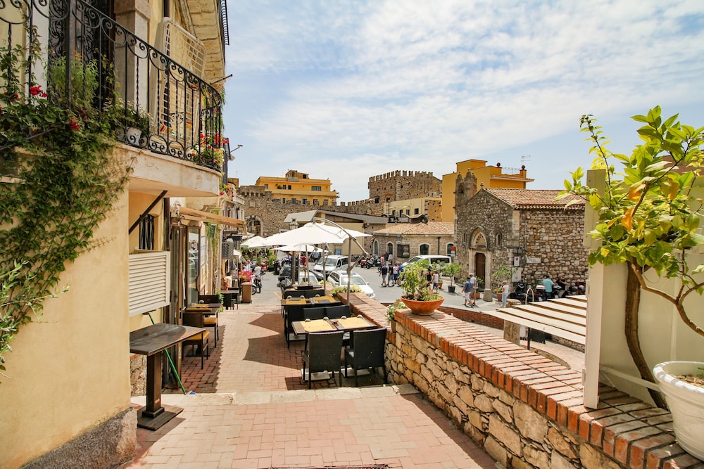 Agatocle en Taormina — other