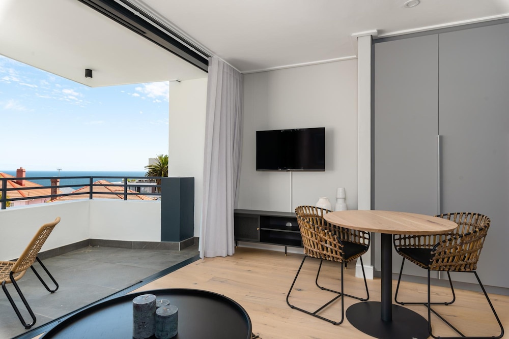 Modern Studio w Views in Cape Town Bantry Condo