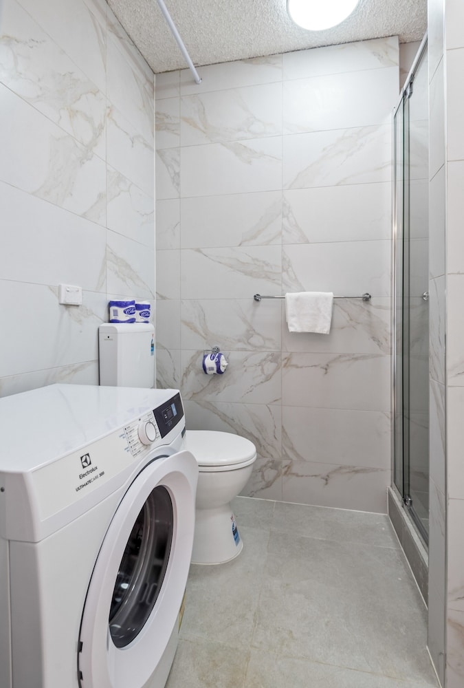 Cozy 1BR Stay in South Yarra With Parking & Wi-fi
