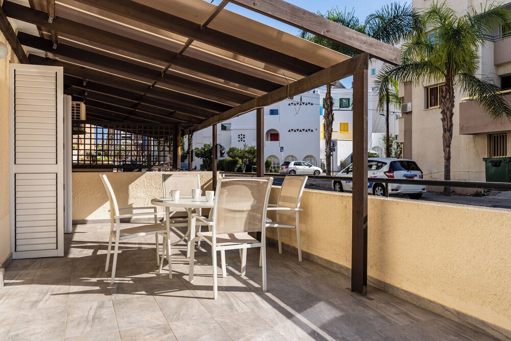 Levante - 2-BR Apt. & Terrace in Larnaca