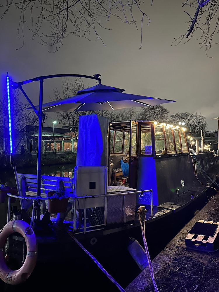 London Dutch Barge - Sleeps 3 & Cosy Fireplace