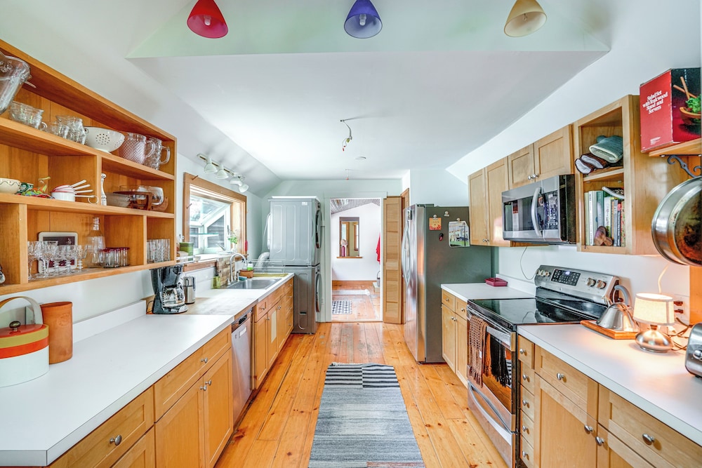 9 Mi to Dtwn Hudson: Pet-friendly Home w/ Pool