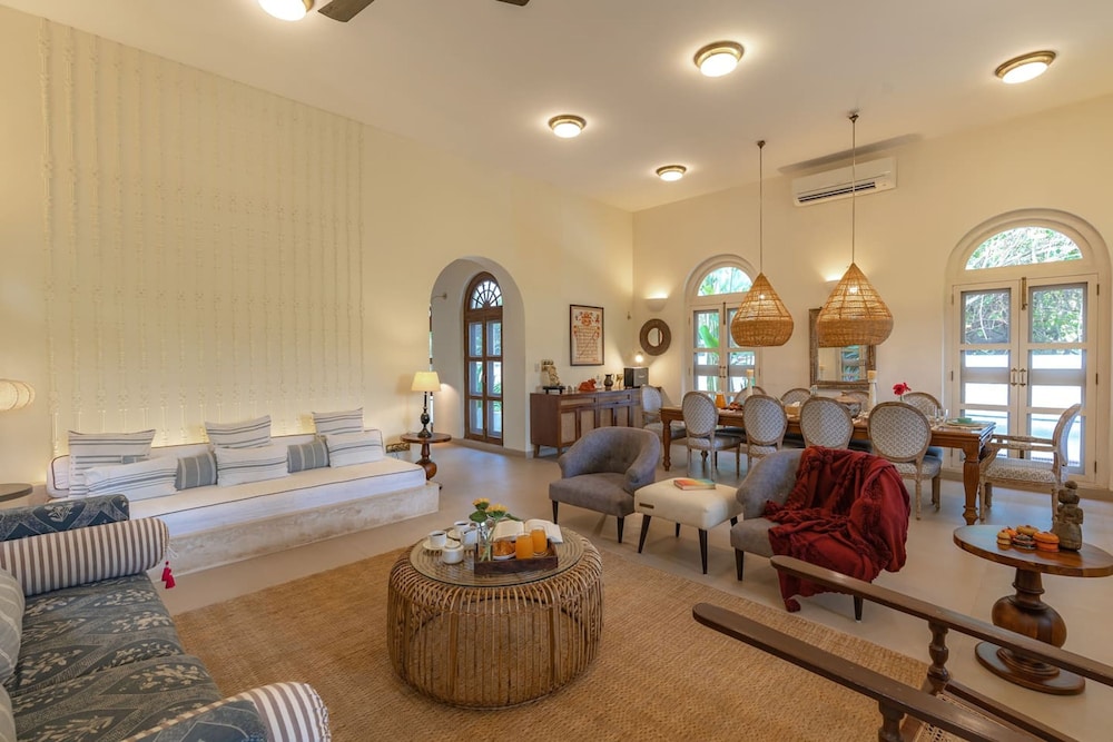 Loto Bianco by Hireavilla -4br w Pvt Pool Siolim