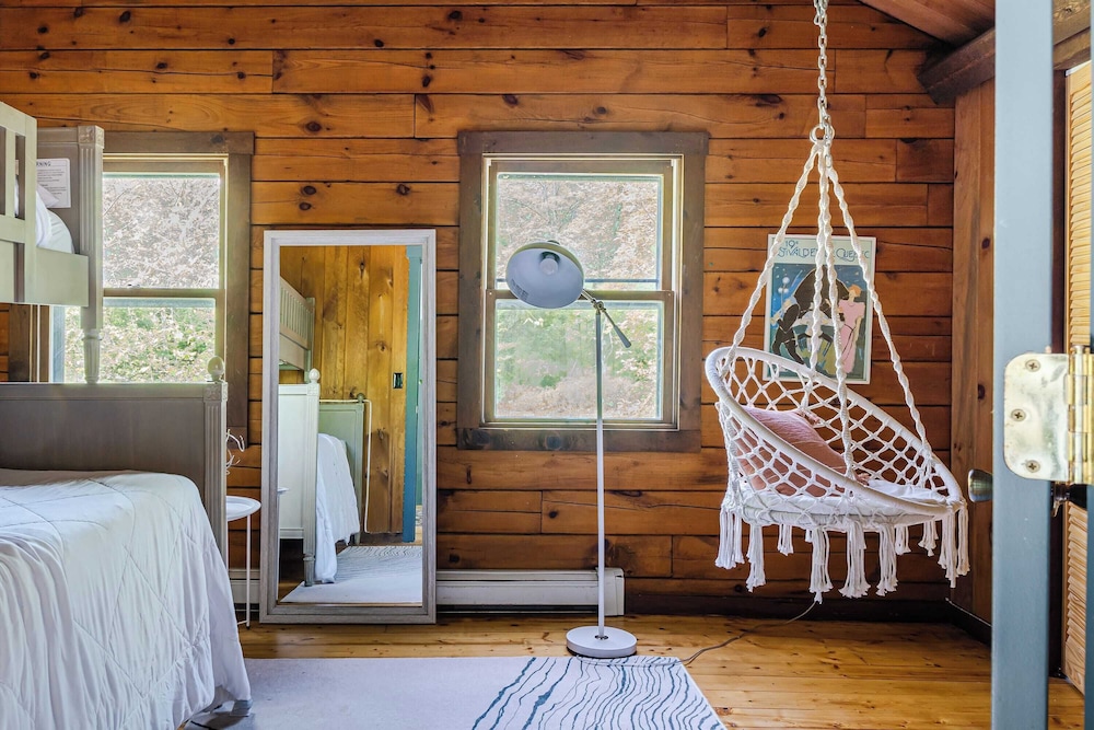 Pool+hot Tub, Firepit Near Hikes, Shops, Dining Cragswood Lodge by Avantstay