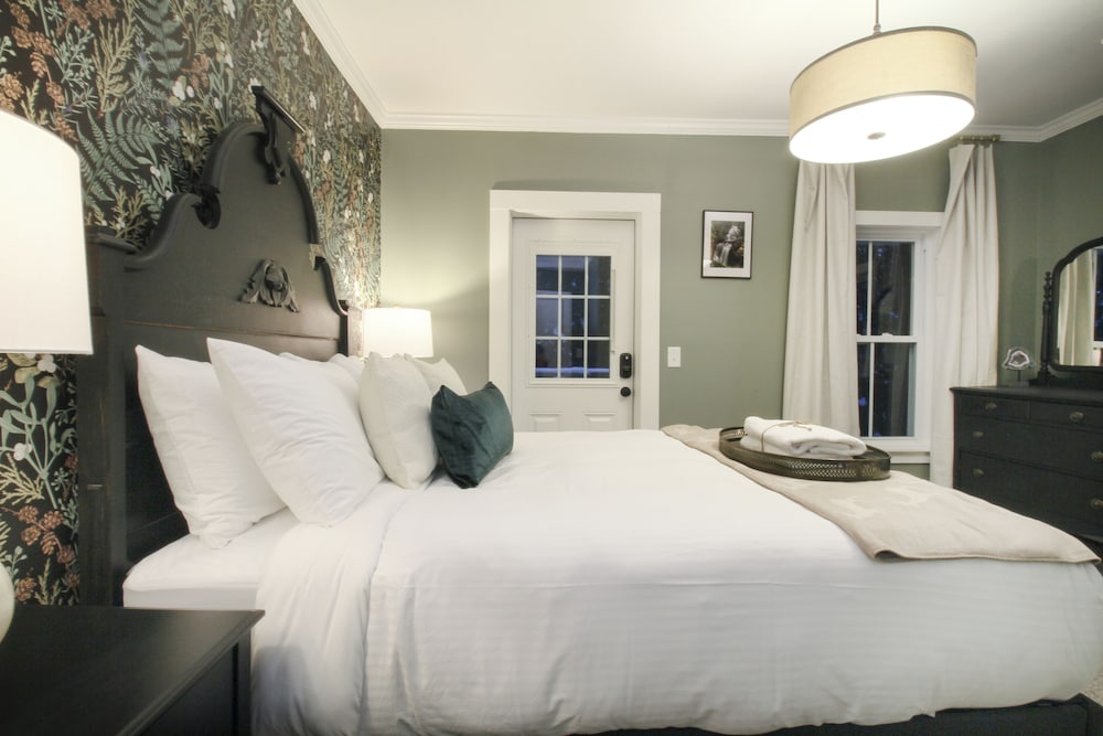 The Aurora Inn & Cottages